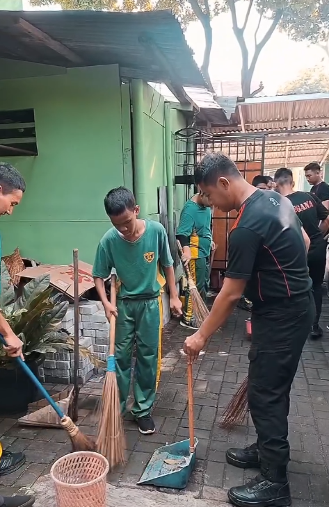 SLB Negeri 5 Jakarta bersama Detasemen Gegana Brimob